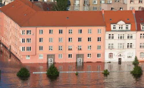 Luftansicht Hochwasser an Stadthäusern mit Mietwohnungen Lübeck